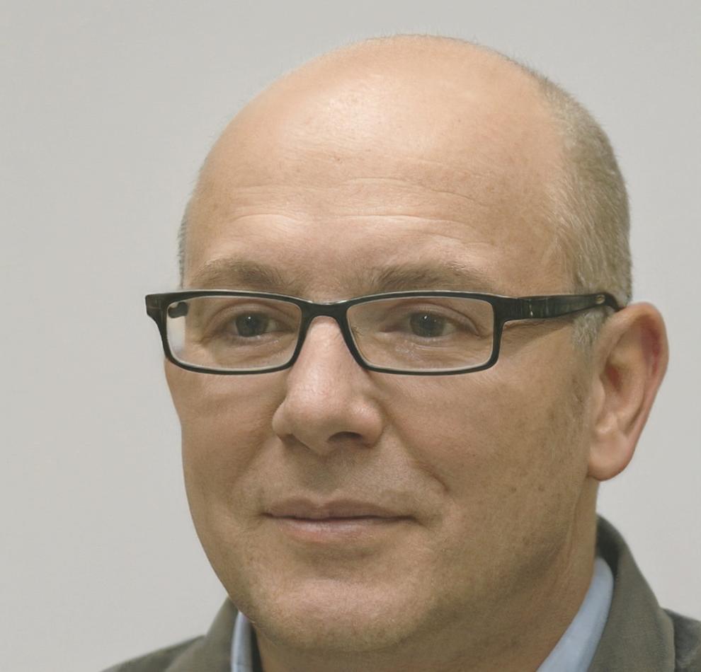 Thomas Weber, Teamleiter Finanzanalyse, arbeitet konzentriert an komplexen Bewertungsmodellen für Kreativunternehmen