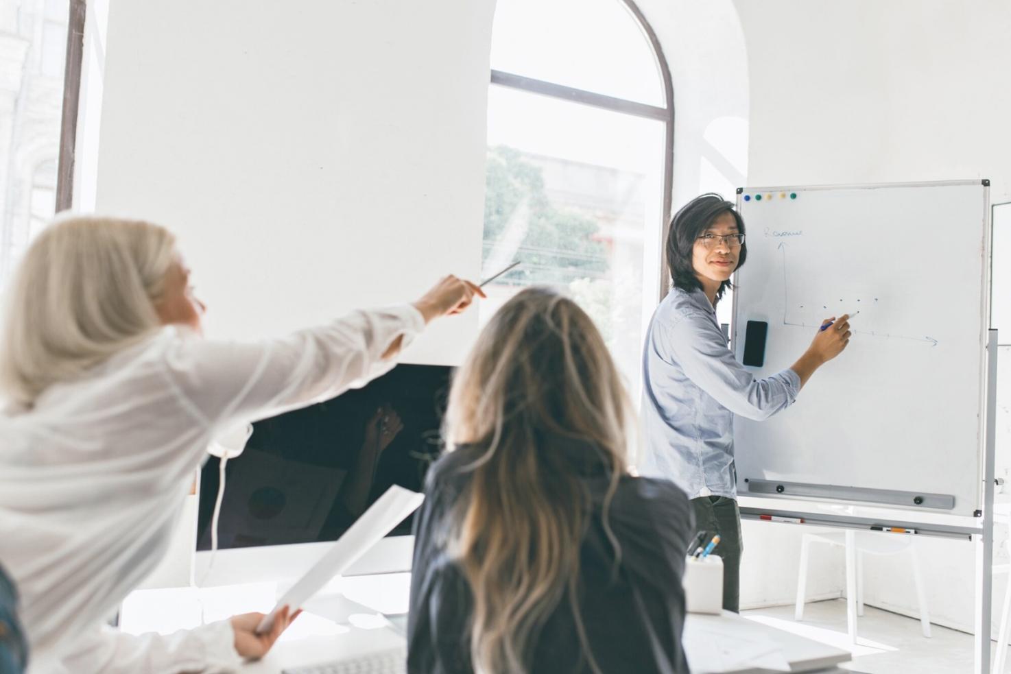 Moderne Arbeitsatmosphäre für kreative Finanzberatung